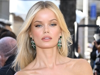 Лучший образ для свидания: модель Фрида Аасен в платье с очень соблазнительными вырезами