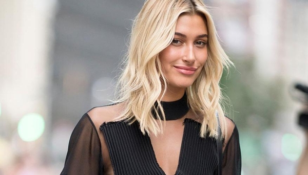 Джинсы как у Хейли Бибер — самая модная покупка весны