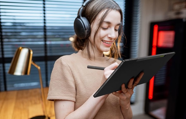 Ноутбук Zenbook 14X OLED дуже легкий та простий в користуванні; фото: asus.com