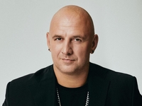 Как выглядит 64-летняя мама Потапа: фото