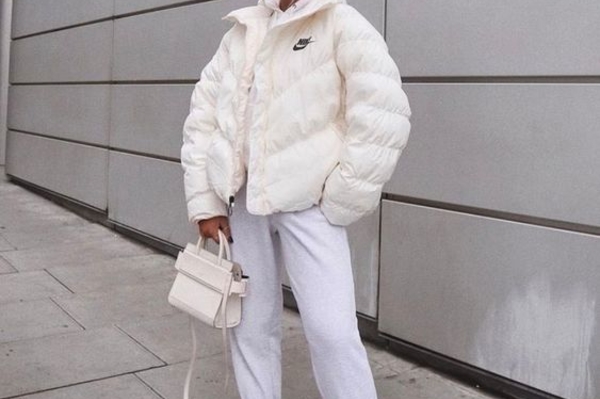 Модный укороченный пуховик весна 2022 / Getty  Images