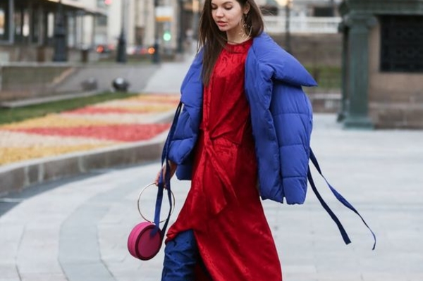 Модный укороченный пуховик весна 2022 / Getty  Images