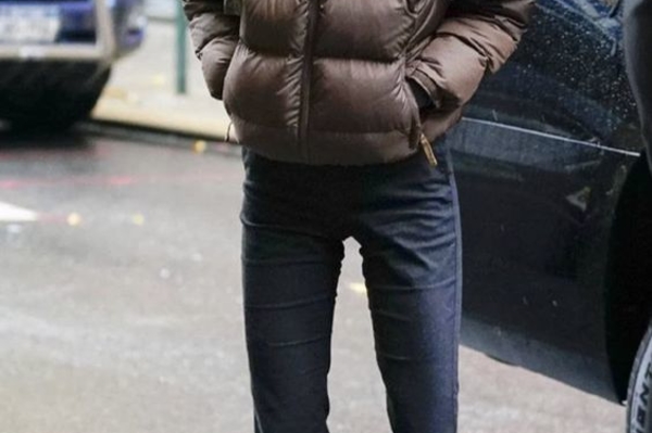 Модный укороченный пуховик весна 2022 / Getty  Images