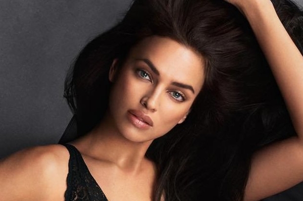 Очень эффектно: Ирина Шейк носит лиф бикини вместо топа