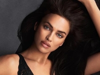 Очень эффектно: Ирина Шейк носит лиф бикини вместо топа