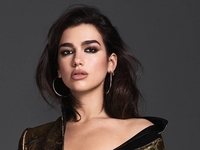 Без этого аксессуара не обойтись ранней весной: показывает Дуа Липа