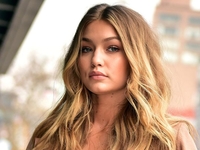 С чем носить светлое пальто: модный пример от Джиджи Хадид