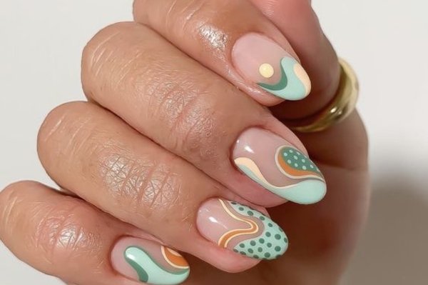 Модный абстрактный маникюр весна 2022 / pinterest. com