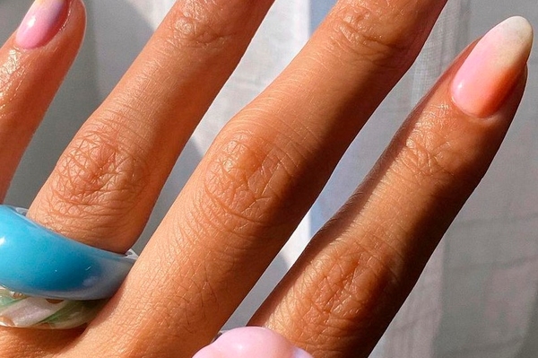 Модный абстрактный маникюр весна 2022 / Pinterest