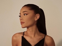 Редкие кадры: Ариана Гранде показала поцелуй с мужем