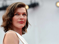 Редкий выход: Милла Йовович в розовом платье, расшитом сотней сверкающих камней