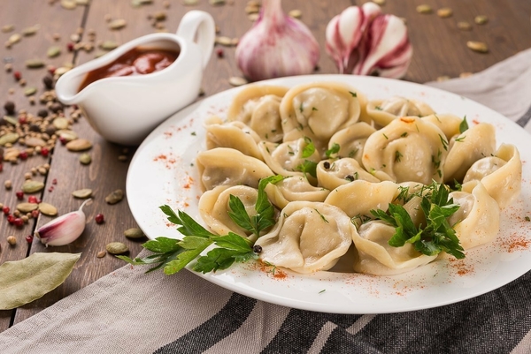 Три формы пельменя: гёдза, равиоли и пельмени с курицей