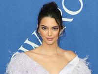 Как носить два ярких свитера одновременно: модный пример от Кендалл Дженнер