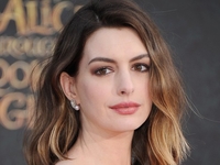 С чем носить джинсы клеш весной 2022: демонстрирует Энн Хэтэуэй