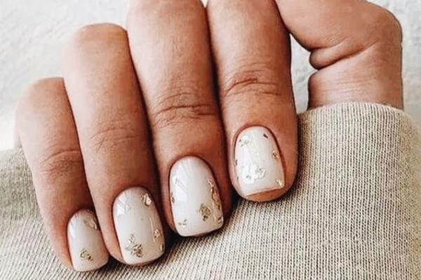 Модный маникюр на короткие ногти 2023 / Getty Images