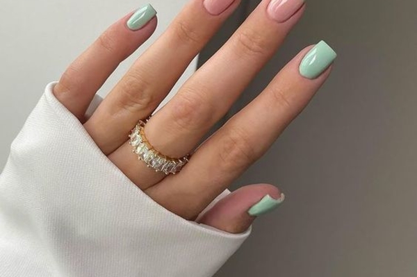 Модный маникюр на короткие ногти 2023 / Getty Images