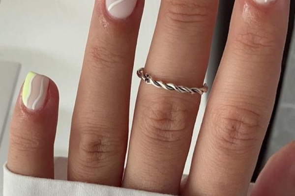 Модный маникюр на короткие ногти 2023 / Getty Images