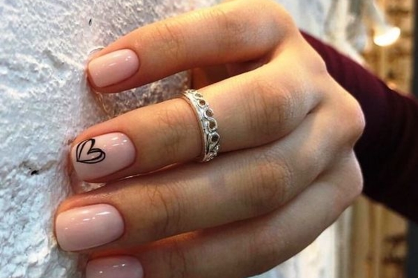 Модный маникюр на короткие ногти 2023 / Getty Images