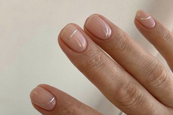 Модный маникюр на короткие ногти 2023 / Getty Images