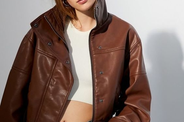 Модная куртка бомбер весна 2022 / Getty  Images