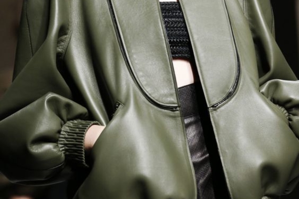 Модная куртка бомбер весна 2022 / Getty  Images