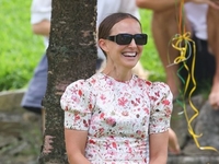 Натали Портман умилила Сеть поцелуем с мужем: фото