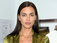 В платье с очень эффектными вырезами на груди и спине: самый соблазнительный выход Ирины Шейк