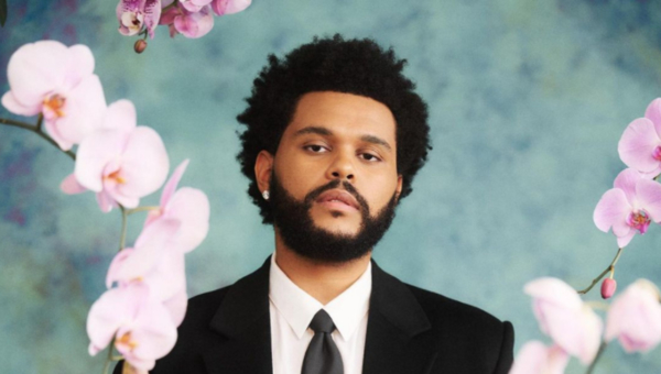 После слухов о романе с Джоли The Weeknd поцеловал 29-летнюю подругу: видео