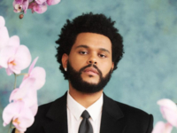После слухов о романе с Джоли The Weeknd поцеловал 29-летнюю подругу: видео
