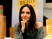 Анджелина Джоли показала фото украинских детей, пострадавших от войны