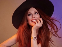 Знаменитая голливудская актриса выпускает шапки в цветах украинского флага