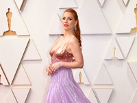 «Оскар-2022»: лучшие звездные образы на ковровой дорожке премии