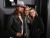 Родители Майли Сайрус в третий раз подали на развод — СМИ