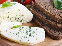 Отличная закуска на Пасху: домашний сыр из кефира и молока с зеленью