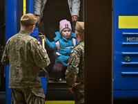 Почему не стоит врать ребенку о войне: отвечает психолог