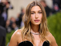 Жене Джастина Бибера сделали операцию после микроинсульта