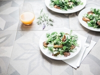 Питательный салат из одуванчиков и крапивы: рецепт Евгения Клопотенко