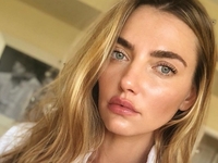 Канны-2022: модель Алина Байкова вышла на красную дорожку с украинской символикой