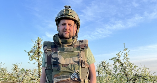 Лідер гурту "ТІК" у новому кліпі постав в образі козака Мамая з автоматом та гранатами: відео