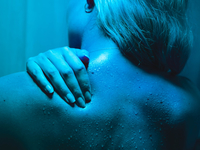 Может ли стресс вызвать боль в спине: отвечает доктор Комаровский