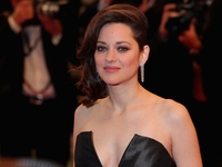 Как выглядят самые модные джинсы-трубы: показывает Марион Котийяр