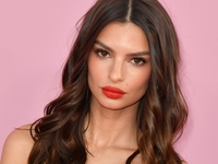 Самая модная юбка лета 2022: показывает Эмили Ратаковски