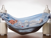 Чем кормить малыша, если нет смеси: отвечают эксперты