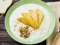 Рецепт вкусного завтрака: овсянка с карамелизированной грушей
