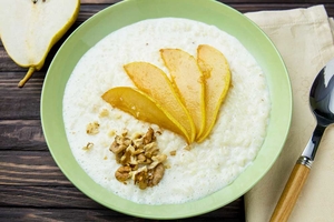 Рецепт вкусного завтрака: овсянка с карамелизированной грушей