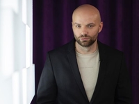 На известного украинского ведущего подала в суд собственная мать