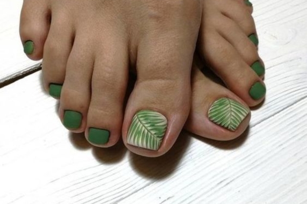 Модний педикюр літо 2022 / pinterest.com