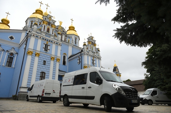 Україньска православна церква США передала Україні ліків на 210 млн грн. Фото: пресслужба