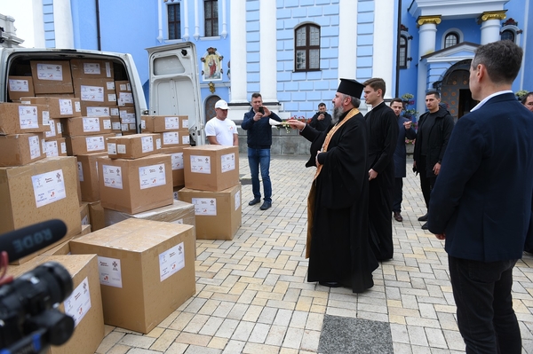 Україньска православна церква США передала Україні ліків на 210 млн грн. Фото: пресслужба