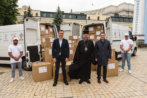 Україньска православна церква США передала Україні ліків на 210 млн грн. Фото: пресслужба